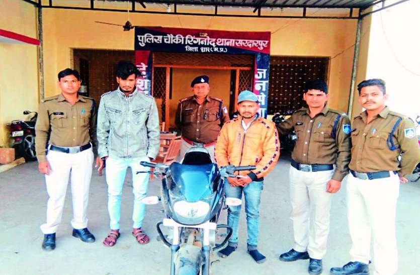 चोरी की बाइक के साथ दो आरोपी गिरफ्तार चोरी की बाइक के साथ दो आरोपी गिरफ्तार