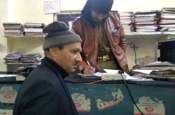 Fake TTE caught checking ticket in Kalka Mail tundla firozabad VIDEO: कालका मेल में टिकट चेक कर रहा फर्जी टीटीई पकड़ा
