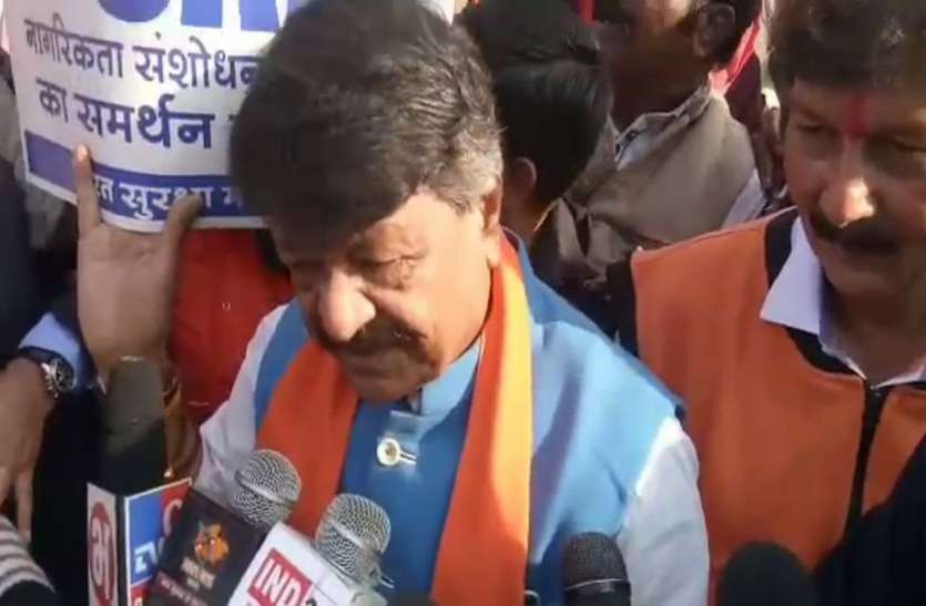 VIDEO : कैलाश विजयवर्गीय ने फिर दी चुनौती, अनुमति न होने के बावजूद रैली निकालने की कोशिश VIDEO : कैलाश विजयवर्गीय ने फिर दी चुनौती, अनुमति न होने के बावजूद रैली निकालने की कोशिश