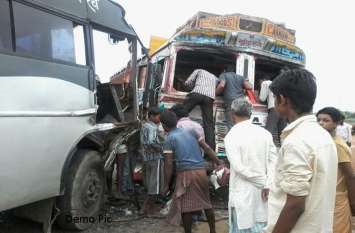 Bus truck accident one died, 12 people injured in Kondagaon कोंडागांव में ट्रक और यात्री बस में भीषण भिड़ंत, ड्राइवर की मौत, दर्जनभर यात्री घायल