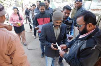 Search at the main gate, then entered मुख्य द्वार पर ली तलाशी, फिर दिया प्रवेश