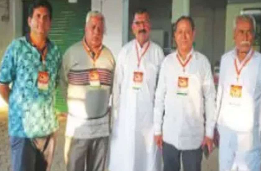 सीएम कहते रहे हम नहीं लागू करेंगे CAA, 5 पाक शरणार्थियों को नागरिकता सम्मान दे गए शाह