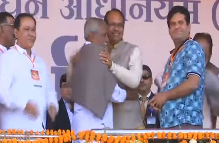 सीएम कहते रहे हम नहीं लागू करेंगे CAA, 5 पाक शरणार्थियों को नागरिकता सम्मान दे गए शाह
