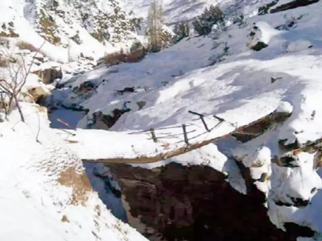 Uttarakhand: 13 people including 10 trekkers dies due to snowfall