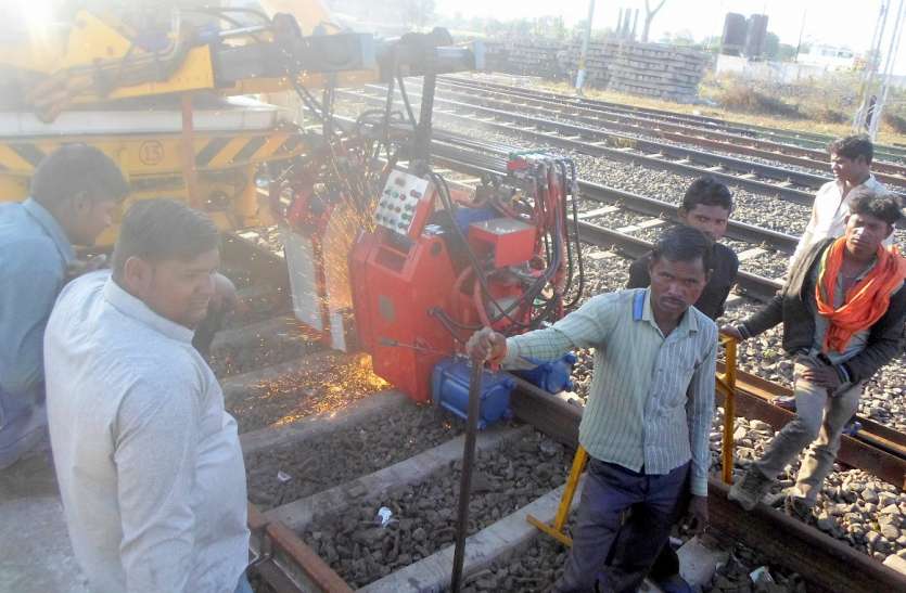 harda, khirkiya, railway, patri, welding machine अब 18 टन की जगह 22 टन का वजन झेल पाएंगी पटरियां, रेलवे कर रहा ट्रेक में बदलाव
