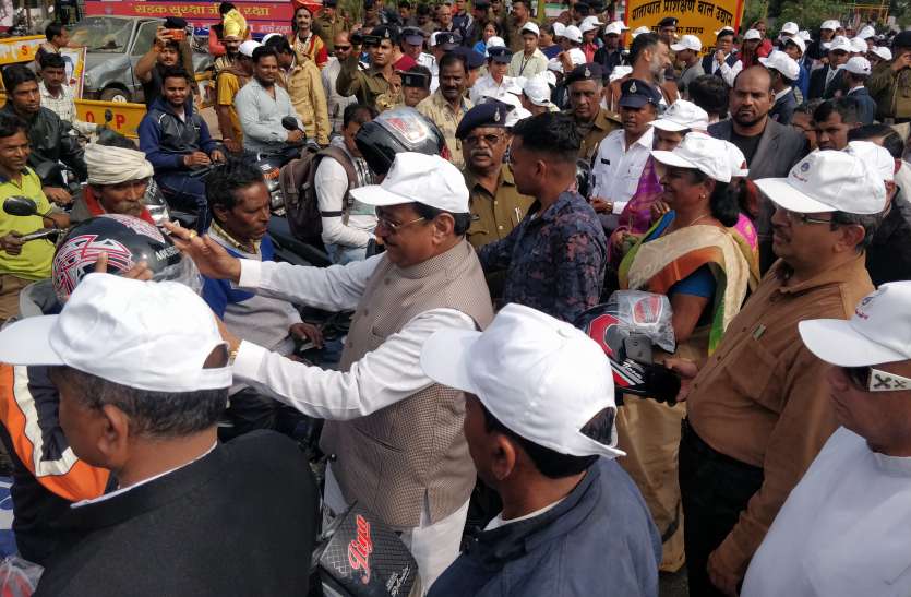 विधायक बोले,चौराहों के बजाय चार-पांच किमी बाहर खड़े मिलते हैं टै्रफिक जवान विधायक बोले,चौराहों के बजाय चार-पांच किमी बाहर खड़े मिलते हैं टै्रफिक जवान