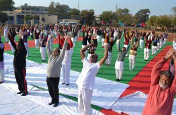 sury namaskaar news neemuch यहां नहीं चला रेडियो पर प्रसारण, तो इस प्रकार किया सूर्य नमस्कार