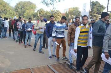 mppsc exam news neemuch अधिकारी बनने के लिए नीमच में लगी 1875 लोगों की कतार