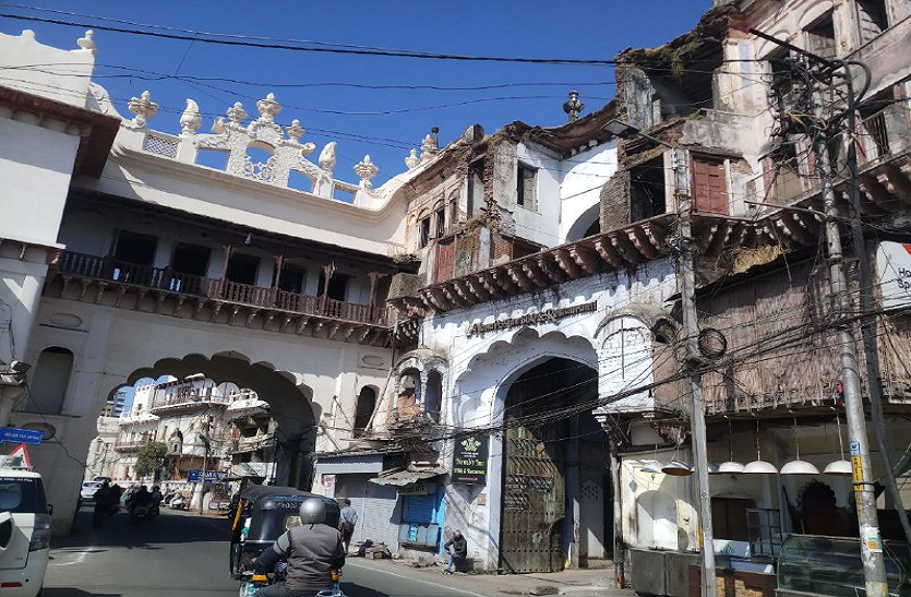 बसाहट व व्यवसायिक उपयोग ने रोका शौकत महल का विकास