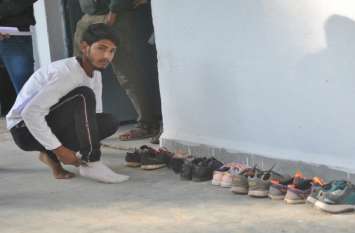 Shoes off the examinees in sehore ठंड में परीक्षार्थियों से उतरवाए जूते-मौजे, कमिश्नर का निर्णय नहीं आया काम