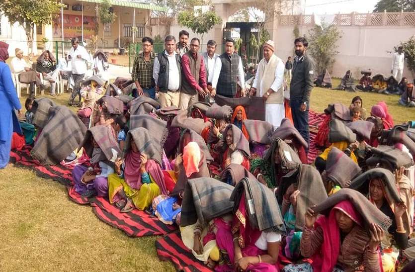 जरूरतमंदों को कंबल वितरित करते पूर्व विधायक गुर्जर व अन्य।,जरूरतमंदों को कंबल वितरित करते पूर्व विधायक गुर्जर व अन्य। कपड़े-कंबल बांटे, भोजन करा कमाया पुण्य