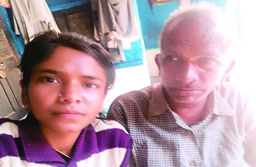 मानसिक अस्वस्थ किसान से की 23 लाख रुपए की ठगी, न्याय के लिए भटक रही बेटी मानसिक अस्वस्थ किसान से की 23 लाख रुपए की ठगी, न्याय के लिए भटक रही बेटी
