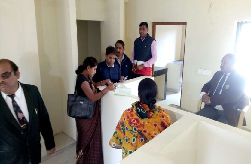 The judges had to did the work with simple chairs ऐसा क्या हुआ कि जजाें को डॉयस की जगह मामूली कुर्सियों से चलाना पड़ा काम, बाबूओं को बैठना पड़ा जमीन पर