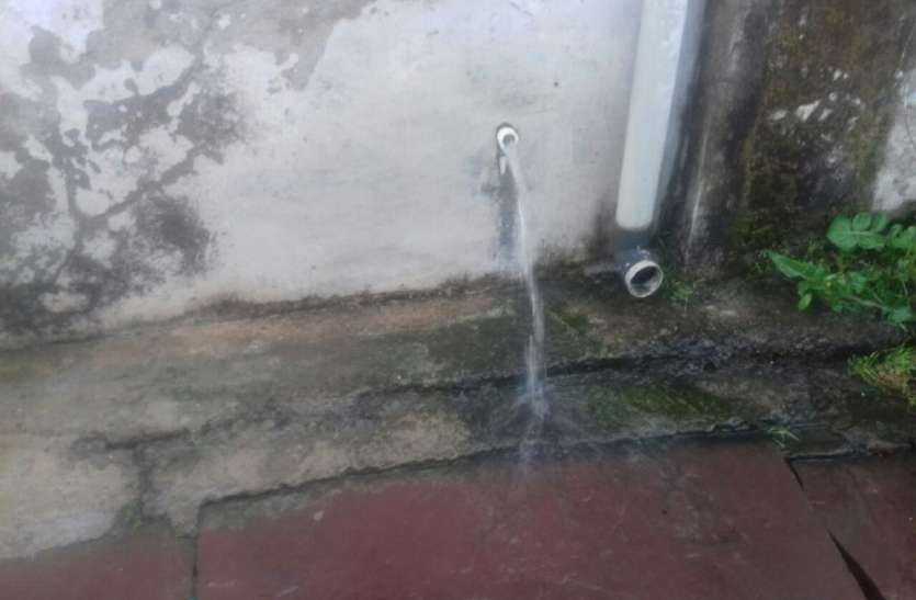1300 public taps in the city, not more than 25 percent taps नगर में 1300 सार्वजनिक नल, 25 फीसदी से अधिक नलों में नहीं टोटी