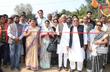 The MP said to announce - Inaugurated the fair by cutting the tape घोषणा करना भूलीं सांसद -फीता काटकर किया का किया शुभारंभ