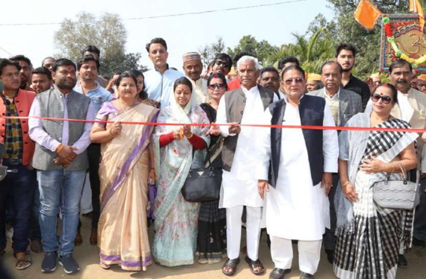 The MP said to announce - Inaugurated the fair by cutting the tapeघोषणा करना भूलीं सांसद -फीता काटकर किया मेंले का किया शुभारंभ घोषणा करना भूलीं सांसद -फीता काटकर किया का किया शुभारंभ