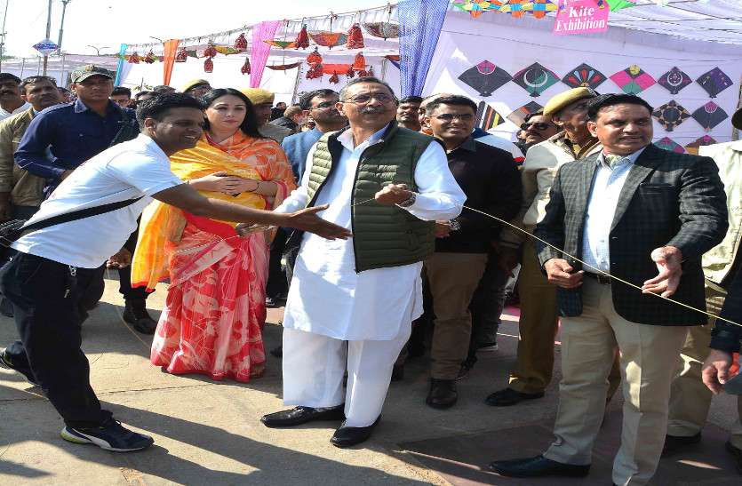 Kite Fest At Jal Mahal Jaipur : Famous Kite Fest In Rajasthan जलमहल की पाल पर मनाया गया काइट फेस्टिवल, मंत्री विश्वेन्द्र सिंह और MP दीया कुमारी रहीं मौजूद