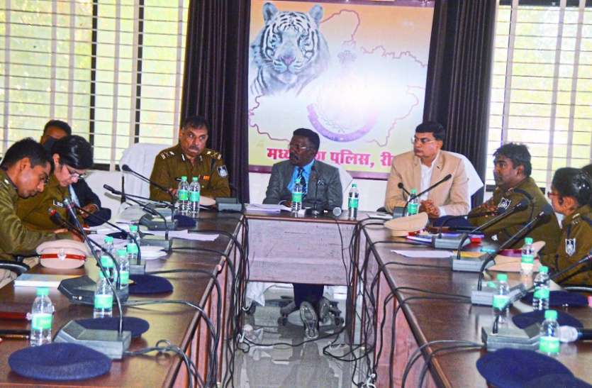 ADG admonishes trainee police officers to do better work प्रशिक्षु पुलिस अधिकारियों को बेहतर काम करने की ADG ने दी नसीहत, DSP से लेकर SI बैठक में हुए शामिल