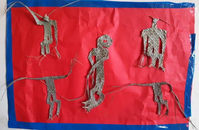 Educational excursion: Exhibition of artifacts accompanying the tour भ्रमण के साथ कलाकृतियों की लगी प्रदर्शनी