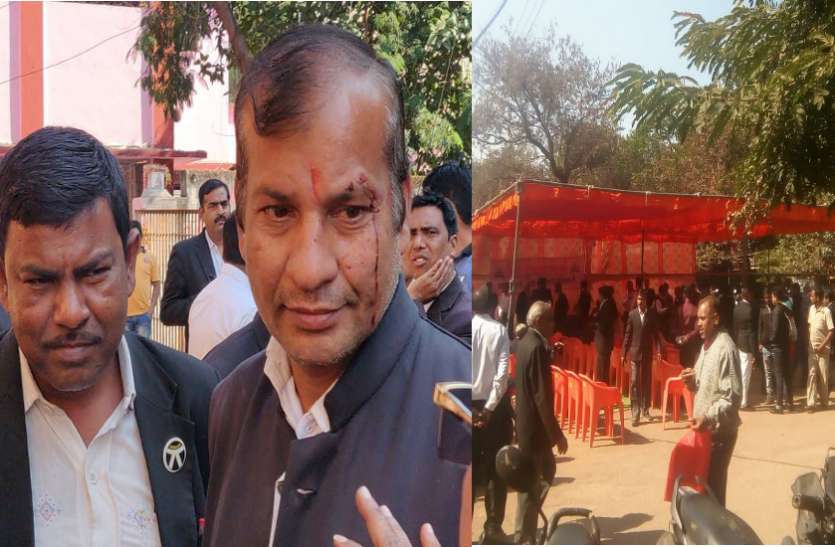 कोर्ट परिसर में दिनदहाड़े वकील पर हुआ जानलेवा हमला, बार काउंसिल ने लामबंद होकर युवक को किया पुलिस के हवाले कोर्ट परिसर में दिनदहाड़े वकील पर हुआ जानलेवा हमला, बार काउंसिल ने लामबंद होकर युवक को किया पुलिस के हवाले