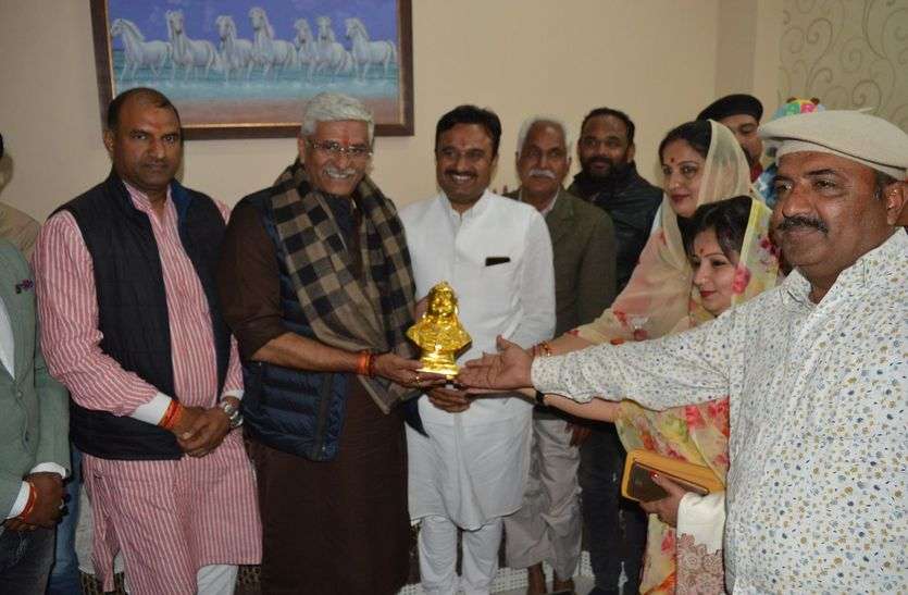 चित्तौडग़ढ़ में पाकिस्तान से आए नागरिकों से भेंट करते केन्द्रीय मंत्री गजेन्द्रसिंह शेखावत किसने लगाया कांग्रेस पर काल्पनिक भय फैलाने का आरोप
