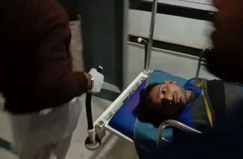 bjp_worker_pitai.jpg Moradabad: नगर निगम पार्षद उपचुनाव में भाजपा कार्यकर्ता को कांग्रेस कार्यकर्ताओं ने मारपीट कर किया घायल
