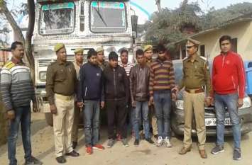 Four smugglers arrested with 47 Lakhs rupees wine in Up chandauli चंदौली में 47 लाख की अवैध शराब जब्त, चार तस्कर गिरफ्तार