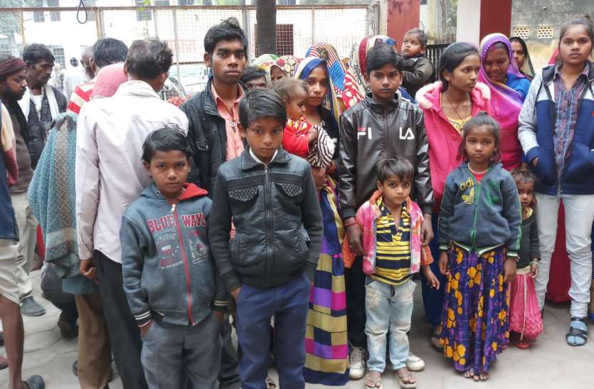 चंदला विधायक के पिता जमीन हड़पने के लिए हथियारों से लैस गुंडों के साथ पहुंचकर दे रहे मारने की धमकी चंदला विधायक के पिता जमीन हड़पने के लिए हथियारों से लैस गुंडों के साथ पहुंचकर दे रहे मारने की धमकी
