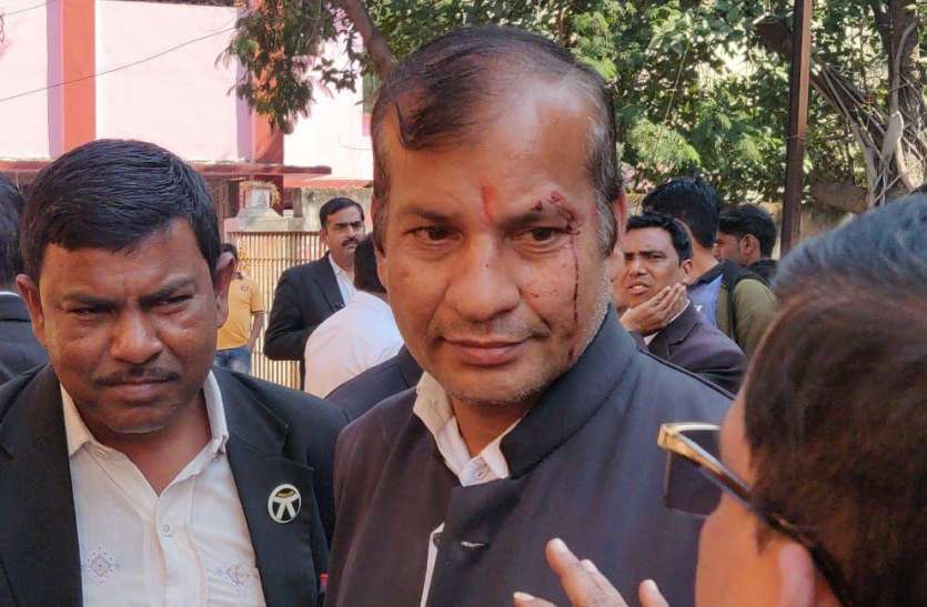 कोर्ट परिसर में भिड़े नोटरी और पक्षकार, मारपीट का केस दर्ज कोर्ट परिसर में भिड़े नोटरी और पक्षकार, मारपीट का केस दर्ज