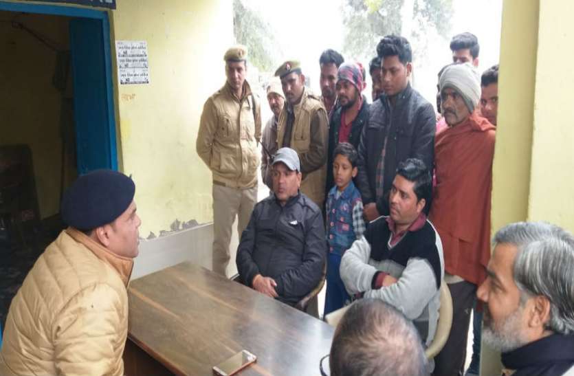 चोरों से परेशान व्यापारियों ने किया चौकी का घेराव, देखें वीडियो चोरों से परेशान व्यापारियों ने किया चौकी का घेराव, देखें वीडियो