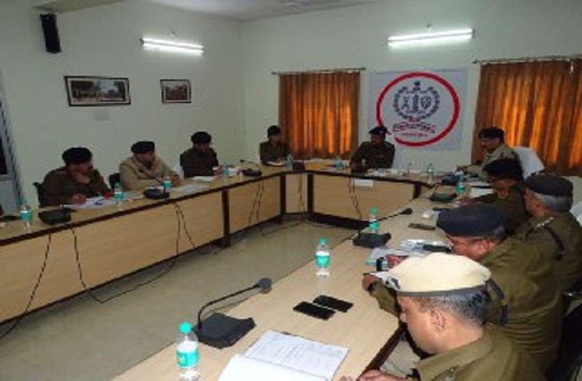 खाकी का अपराधियों से गठजोड़ सामने आने के बाद पुलिस महकमे में खलबली,डीआईजी बोले थानाधिकारी पैदल गश्त करे खाकी का अपराधियों से गठजोड़ सामने आने के बाद पुलिस महकमे में खलबली,डीआईजी बोले थानाधिकारी पैदल गश्त करे