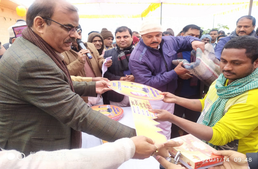 District Magistrate Nagendra Prasad Singh जिले में 453 वनवासियों को मिला अपना घर, डीएम ने काराया गृह प्रवेश