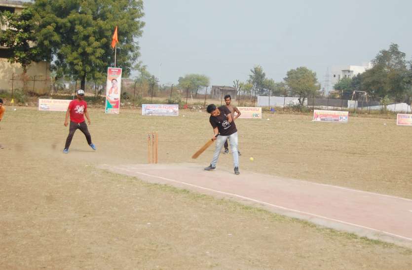 एक हाथ से फास्ट बॉलिंग करने वाला मोहित बैटिंग में भी छुड़ाता है छक्के एक हाथ से फास्ट बॉलिंग करने वाला मोहित बैटिंग में भी छुड़ाता है छक्के