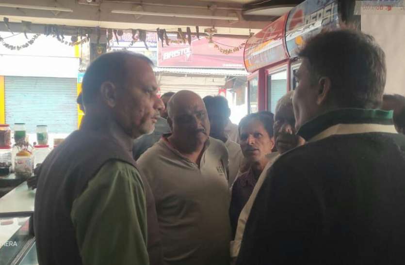 itarsi, kamla nehru park, hawkers jone, dukandaar मदद की गुहार लेकर नगर कांग्रेस अध्यक्ष के पास पहुंचे फेरी वाले..