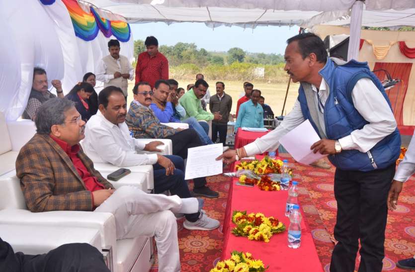 img-20200113-wa0108.jpg Your government: ये शिकायत लेकर आए ग्रामीण तो अफसरों ने दिया जवाब