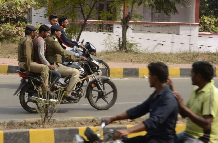 दूसरों को दे रहे नियमों की सलाह, अधिकारी-कर्मचारी खुद लापरवाह! दूसरों को दे रहे नियमों की सलाह, अधिकारी-कर्मचारी खुद लापरवाह!