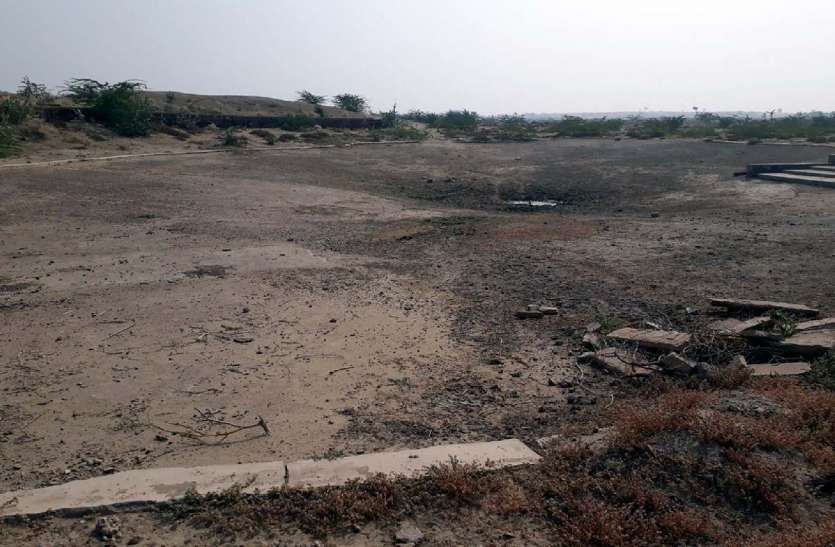 Bheem Pond shedding tears over neglect in falsoond jaisalmer उपेक्षा पर आंसू बहा रहा भीम तालाब