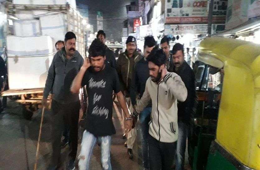 व्यापारियों से मारपीट के विरोध में महारानी रोड की दुकानेें बंद,पुलिस ने निकाला दो आरोपियों का जुलूस व्यापारियों से मारपीट के विरोध में महारानी रोड की दुकानेें बंद,पुलिस ने निकाला दो आरोपियों का जुलूस