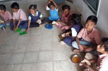 When BRC reached school, children were eating with bread in hand बीआरसी पहुंचे स्कूल देखा तो बच्चे हाथ मे रोटी लेकर खा रहे थे