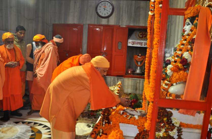 गोरखनाथ मंदिर में सीएम योगी के खिचड़ी चढ़ाने के बाद प्रारंभ होगा खिचड़ी मेला गोरखनाथ मंदिर में सीएम योगी के खिचड़ी चढ़ाने के बाद प्रारंभ होगा खिचड़ी मेला
