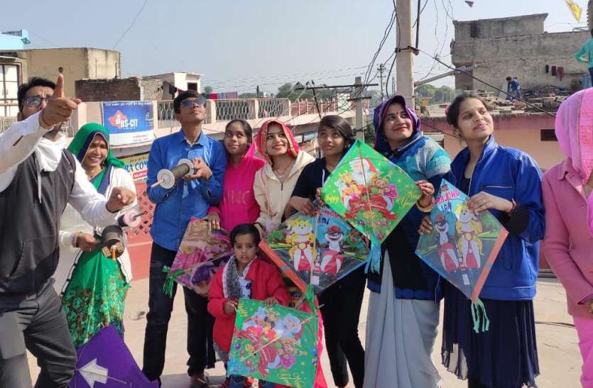 हर छत सतरंगी थी और ये लूटने में हो गए लहूलुहान हर छत सतरंगी थी और ये लूटने में हो गए लहूलुहान