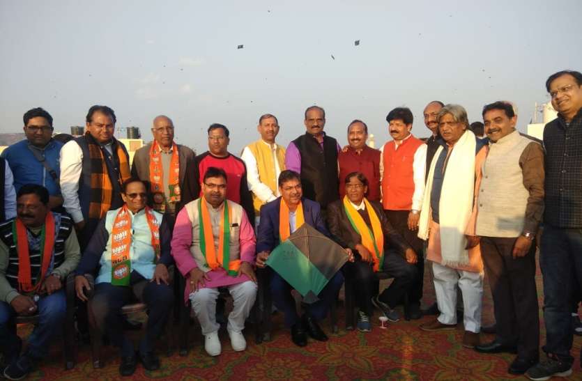 मेरी सियासत की चरखी और डोर कार्यकर्ता के हाथ मेरी सियासत की चरखी और डोर कार्यकर्ता के हाथ