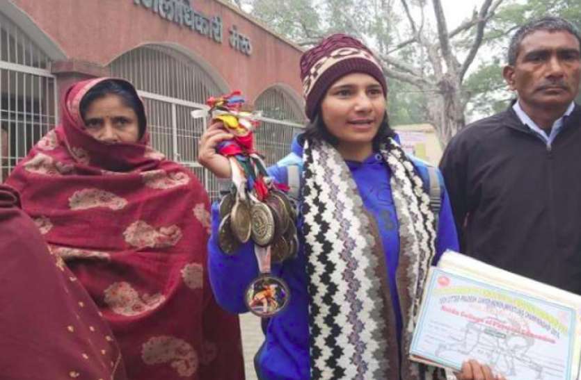 meerut अंतर्राष्ट्रीय पहलवान शिकायत के साथ पहुंची डीएम आफिस और मेडल वापस लेने का किया अनुरोध