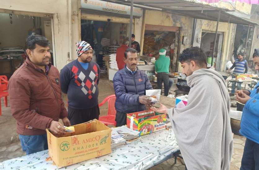 लोहड़ी व मकर संक्राति पर दिनभर चला दान पुण्य का दौर लोहड़ी व मकर संक्राति पर दिनभर चला दान पुण्य का दौर