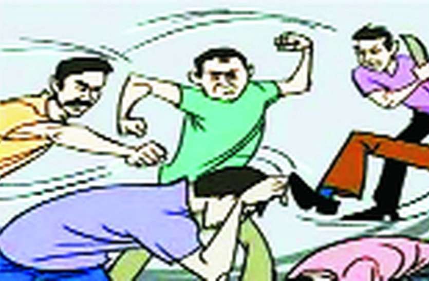 एंबुलेंस में बैठाने से इंकार किया तो ड्रायवर और कंपाउंडर को पीटा एंबुलेंस में बैठाने से इंकार किया तो ड्रायवर और कंपाउंडर को पीटा