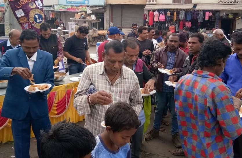 मकर संक्रांति ऐसी भी... लोग जुटे रहे दिनभर सेवा कार्यों में मकर संक्रांति ऐसी भी... लोग जुटे रहे दिनभर सेवा कार्यों में
