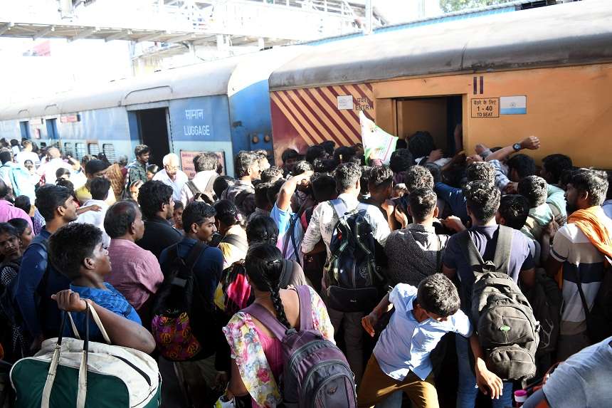 पोंगल : रेलवे स्टेशनों पर दिखी भीड़