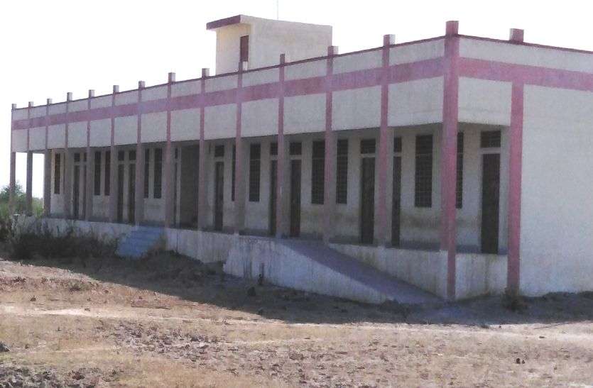 तीन साल से बेकार पड़ा है स्कूल का नया भवन तीन साल से बेकार पड़ा है स्कूल का नया भवन