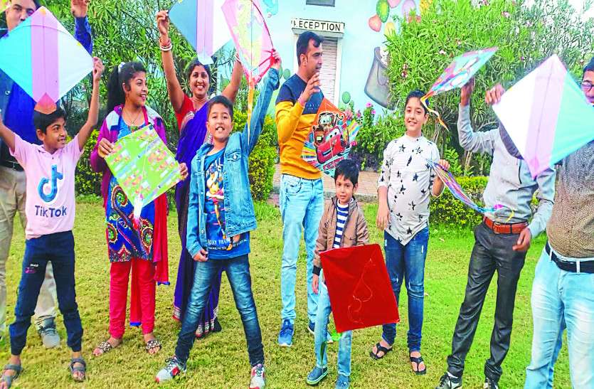 कलेक्टर अपने बच्चों को बनाकर देते हैं पतंग, आईपीएस विज बोले- पतंग लूटने खूब दौड़े और चोट भी खाई कलेक्टर अपने बच्चों को बनाकर देते हैं पतंग, आईपीएस विज बोले- पतंग लूटने खूब दौड़े और चोट भी खाई