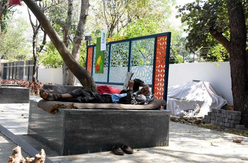 उजाड़ हो रहा स्मार्ट पार्क, लाइटें बंद, मवेशियों का जमावड़ा उजाड़ हो रहा स्मार्ट पार्क, लाइटें बंद, मवेशियों का जमावड़ा